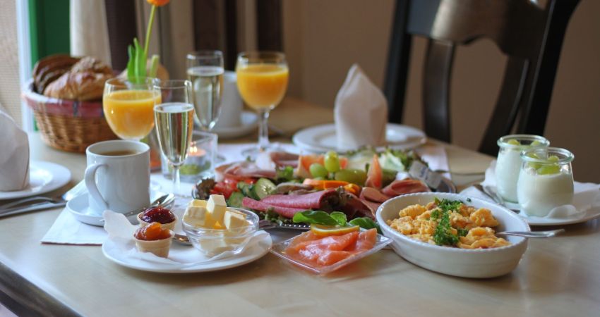 gedeckter Tisch mit Frühstück