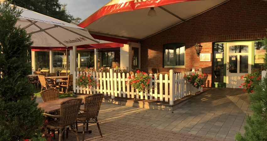 überdachte Terrasse und Eingang beim Restaurant