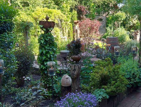 Garten mit vielen Dekoelementen