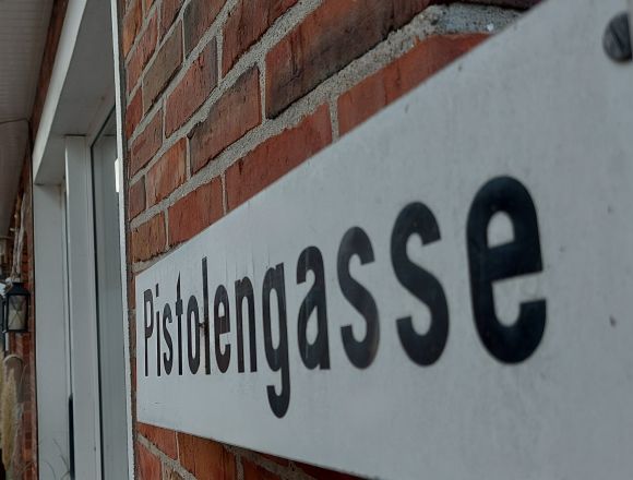 Straßenschild Pistolengasse