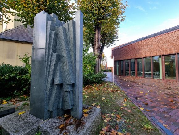 Skulptur beim Pfarrheim Cloppenburg, St. Andreas Kirche