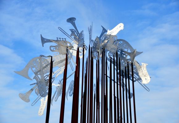 1.) EURO Bösel Skulptur aus Musikinstrumenten vor blauem Himmel.                              2.) EURO Bösel Skulptur aus Musikinstrumenten vor blauem Himmel.