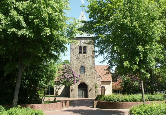 1.) Kirche in Sevelten zwischen Bäumen im Erholungsgebiet Thülsfelder Talsperre.         2.) Kirche in Sevelten zwischen Bäumen im Erholungsgebiet Thülsfelder Talsperre.            